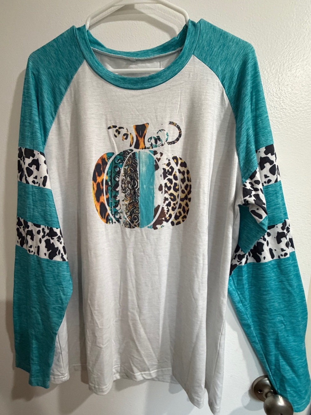 Women’s ' Turquoise & White Pumpkin Graphic Raglan Long Sleeve Tee